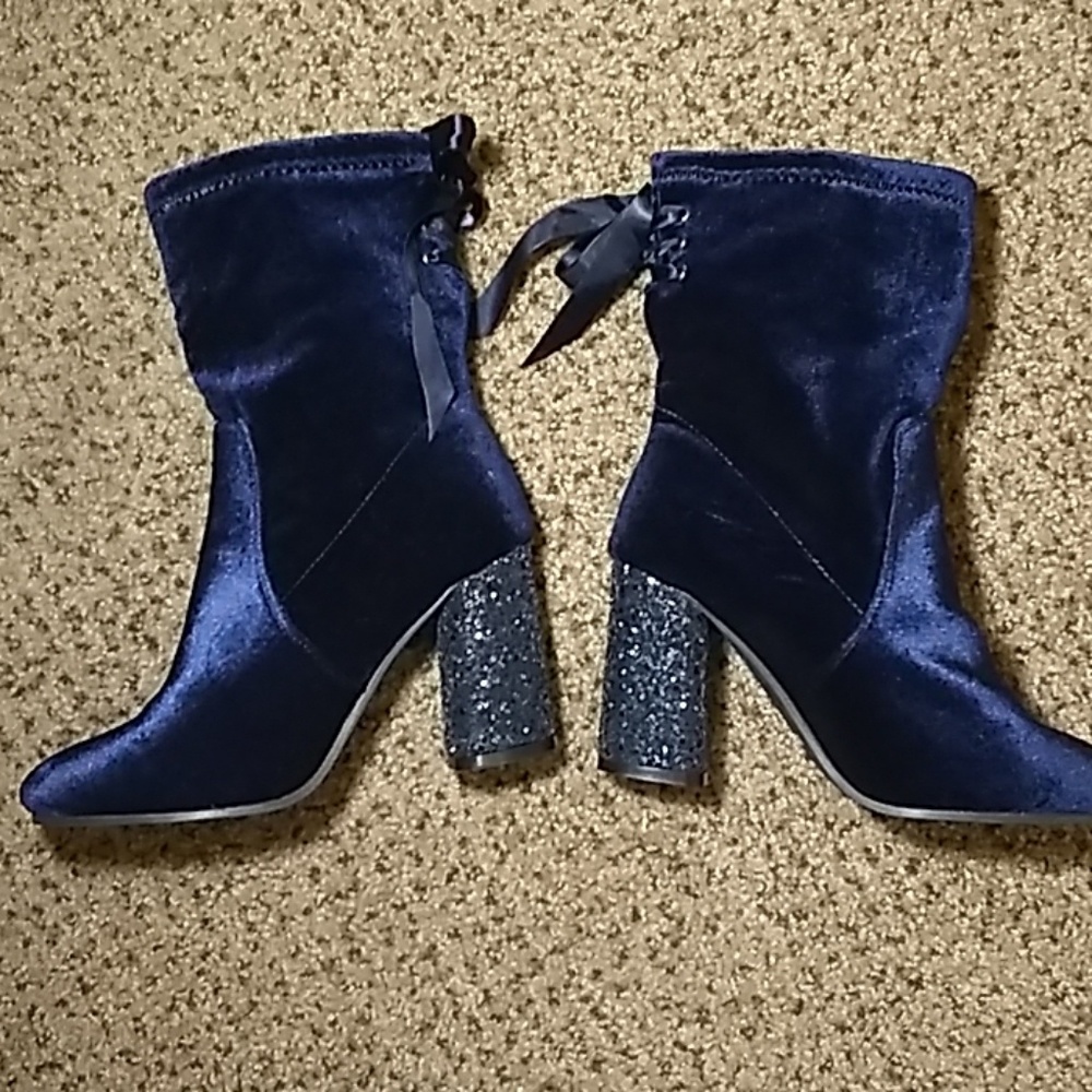 Angelina by De Blossom velvet booties